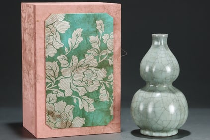 An Exquisite Guan yao Gourd-Shaped Vase,With an Imperial Poem by Emperor Qianlong