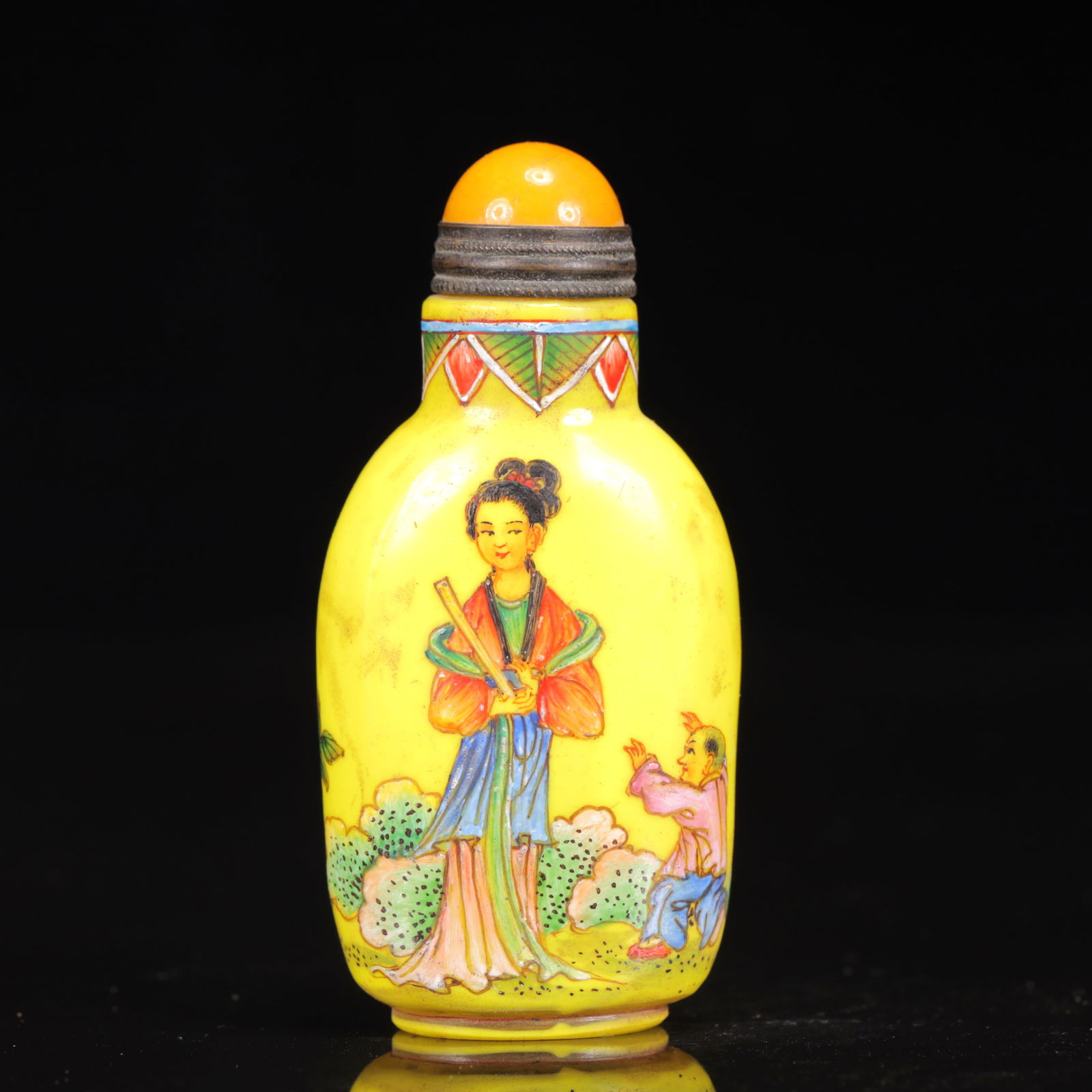 An Exquisite Glass Figure Pattern Snuff Bottle (1 of 8)