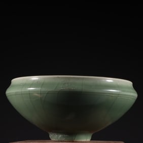 An Exquisite Longquan yao Celadon Glazed Bowl