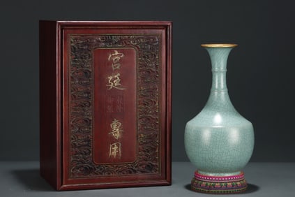An Exquisite Ru yao Sky Blue Glazed Cover with Gold Vase,With an Imperial Poem by Emperor Qianlong