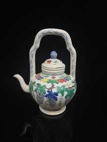 An Exquisite Wucai Grapes Pattern Ewer