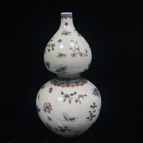 An Exquisite Famille-Rose Flower and Butterfly Pattern Gourd-Shaped Vase