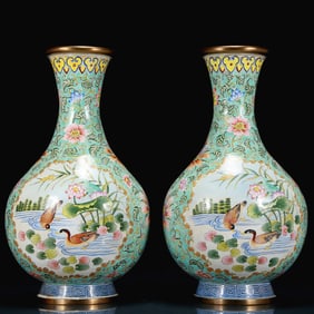 A Pair of Bronze Overgild Painted Enamel Flower and Bird Pattern Vases