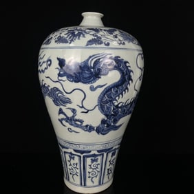 A Huge Blue and White Auspicious Cloud and Dragon Pattern Vase