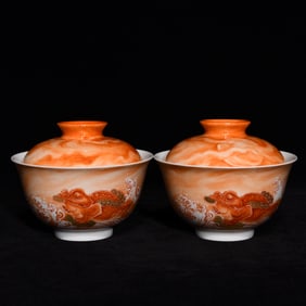 A Pair of Exquisite Iron-Red Glazed Painted Gold Golden Toad Pattern Cover Bowls