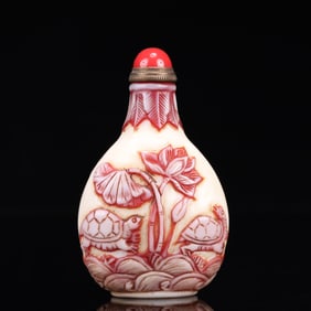 An Exquisite Glass Lotus and Fish Pattern Snuff Bottle