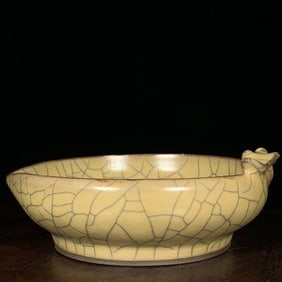 An Exquisite Ge yao Peach-Shaped Brush Washer