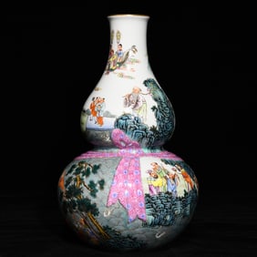 An Exquisite Famille-Rose Painted Gold Landscape and Figure Pattern Gourd-Shaped Vase