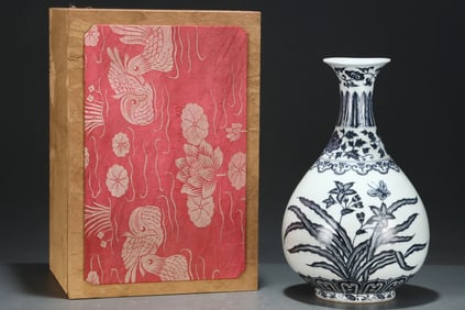A Rare Blue and White Flower and Butterfly Pattern Vase