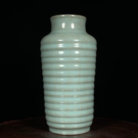 An Exquisite Guan yao Vase