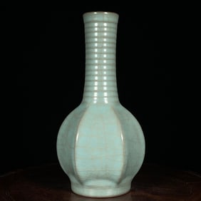 An Exquisite Guan yao Vase