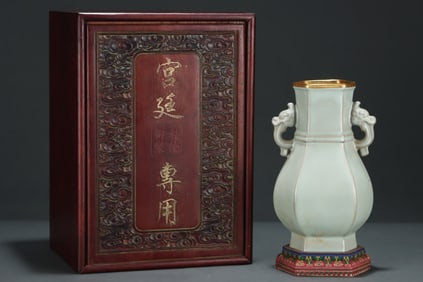 An Exquisite Ru yao Cover with Gold Beast-Ears Vase