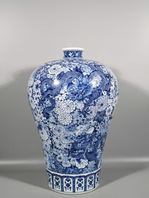 A Huge Blue and White Flower and Dragon Pattern Vase