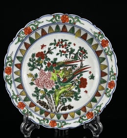 An Exquisite Wucai Flower and Bird Pattern Plate