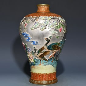 An Exquisite Famille-Rose Gilding and Silvering Flower and Bird Pattern Vase