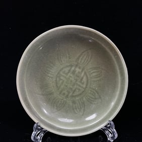 An Exquisite Longquan yao Celadon Glazed Flower Pattern Plate