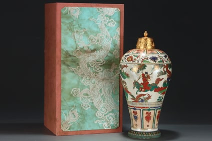 A Huge Red Green Color Character and Story Pattern Vase,With Gilt Cover