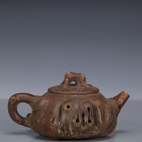 An Exquisite Purple Sands Peach Pattern Teapot