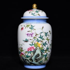 An Exquisite Blue and White Famille-Rose Painted Gold Flower and Butterfly Pattern Cover Jar,With