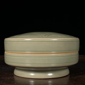 An Exquisite Yue yao Fish Pattern Cover Box