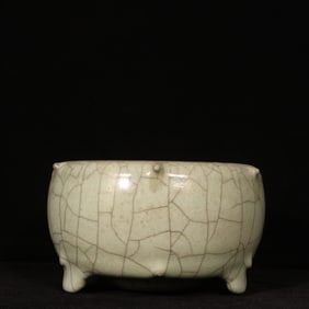 An Exquisite Guan yao Tripod Brush Washer