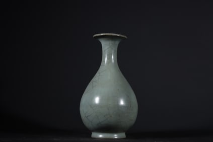 An Exquisite Guan yao Celadon Glazed Vase