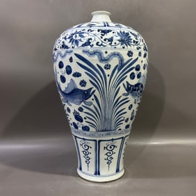 A Huge Blue and White Fish and Algae Pattern Vase