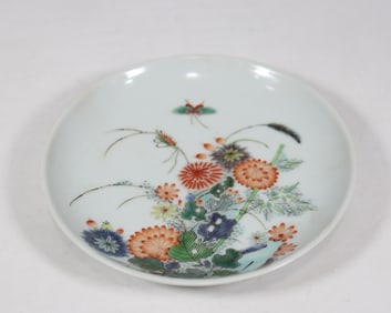 An Exquisite Wucai Flower and Butterfly Pattern Plate