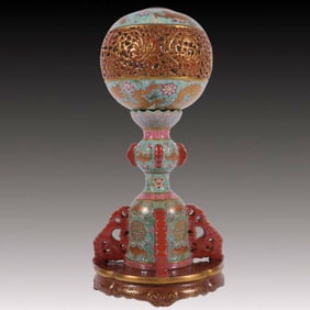 An Exquisite Turquoise Ground Famille-Rose Painted Gold Bats and Peach Pattern Hatstand