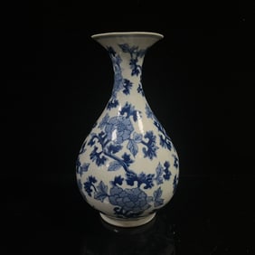 An Exquisite Blue and White Flower Pattern Vase
