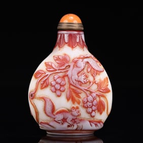 An Exquisite Glass Squirrel and Grapes Pattern Snuff Bottle