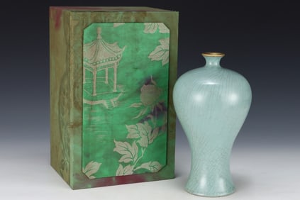 An Exquisite Ru yao Sky Blue Glazed Cover with Gold Vase,With an Imperial Poem by Emperor Qianlong