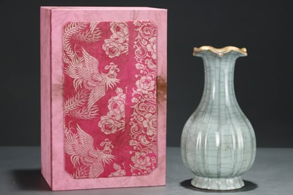 An Exquisite Guan yao Cover with Gold Vase,With an Imperial Poem by Emperor Qianlong