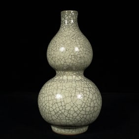 An Exquisite Ge yao Gourd-Shaped Vase