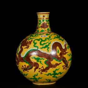 A Huge Biscuit Auspicious Cloud and Dragon Pattern Vase