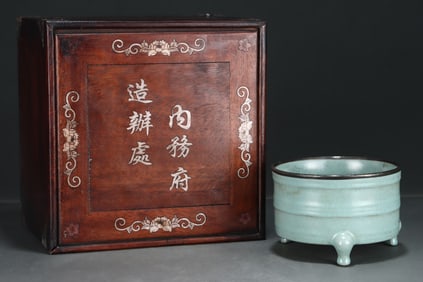 An Exquisite Ru yao Cover with Silver Tripod Jar,With an Imperial Poem by Emperor Qianlong