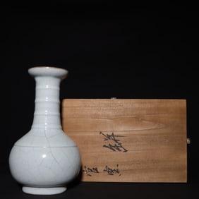 An Exquisite Guan yao White Glazed Vase