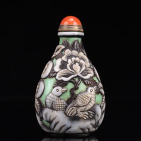 An Exquisite Glass Flower and Bird Pattern Snuff Bottle