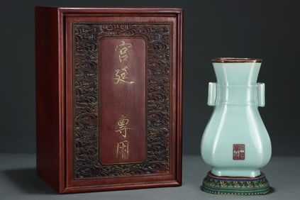 An Exquisite Longquan yao Cover with Silver Double-Ears Vase,With an Imperial Poem by Emperor