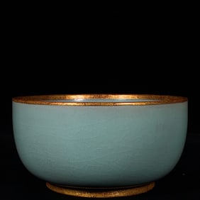 An Exquisite Ru yao Cover with Gold Bowl