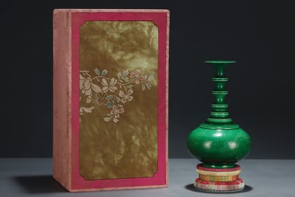 An Exquisite Green Glazed Auspicious Cloud,Dragon and Phoenix Pattern Vase