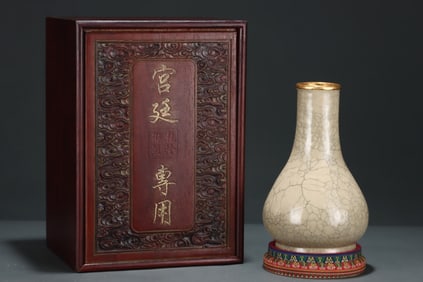 An Exquisite Ge yao Cover with Gold Vase,With an Imperial Poem by Emperor Qianlong