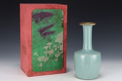 An Exquisite Ru yao Sky Blue Glazed Cover with Gold Vase,With an Imperial Poem by Emperor Qianlong