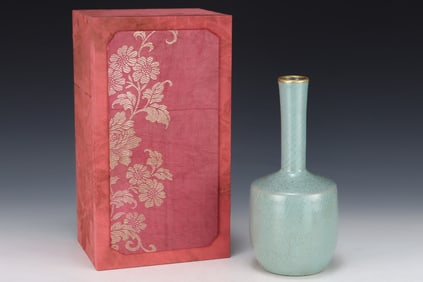 An Exquisite Ru yao Sky Blue Glazed Cover with Gold Vase,With an Imperial Poem by Emperor Qianlong