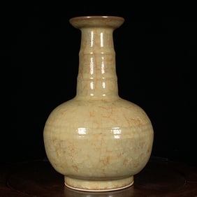 An Exquisite Guan yao Vase