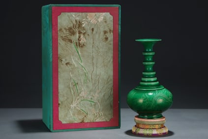 An Exquisite Green Glazed Auspicious Cloud,Dragon and Phoenix Pattern Vase