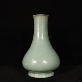 An Exquisite Guan yao Celadon Glazed Vase