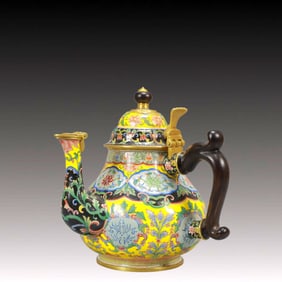 An Exquisite Painted Enamel Flower Pattern Ewer