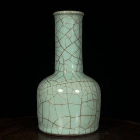 An Exquisite Guan yao Vase