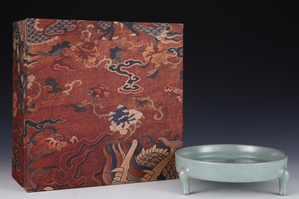 An Exquisite Ru yao Figure Pattern Tripod Brush Washer,Inlaid Mother-of-pearl-inlay